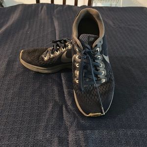 Navy blue Nike shoes. Women’s size 7. Lightly worn